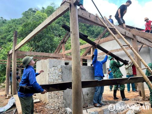 Các lực lượng chức năng xã Nhôn Mai, huyện Tương Dương giúp 2 hộ gia đình ở bản Có Hạ tháo dỡ nhà cửa để di dời khẩn cấp trước mùa mưa lũ. Ảnh tư liệu: HT