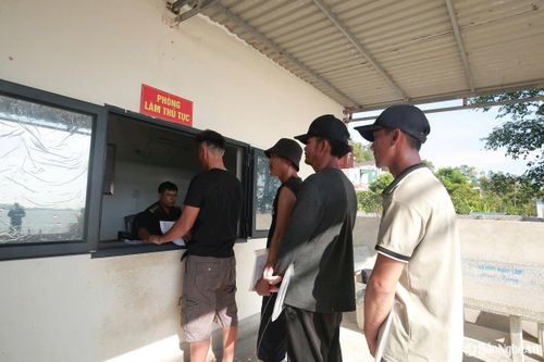 Các chủ tàu làm thủ tục với lực lượng chức năng khi về bến. Ảnh: CSCC