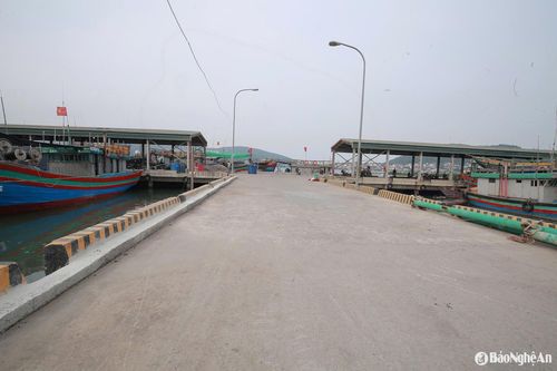 Tàu đã cập bến, người đã về, dây đã neo, máy đã tắt… Bến cá chiều 11/6 trở nên yên ắng. Ảnh: T.P