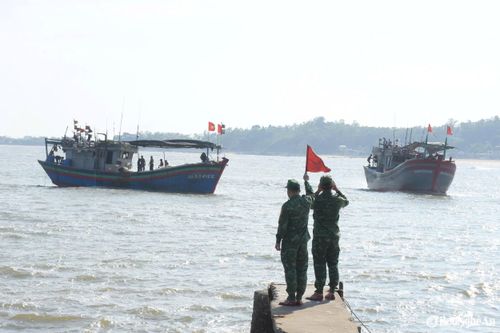 Lực lượng Đồn Biên phòng Quỳnh Phương đang hướng dẫn tàu cá vào lạch, bến cảng để tránh trú. Ảnh: CSCC