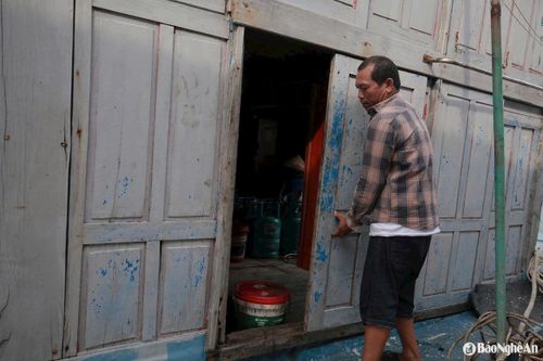 Cẩn thận đóng lại từng ván cửa để chống va đập khi có gió to. Ảnh: T.P