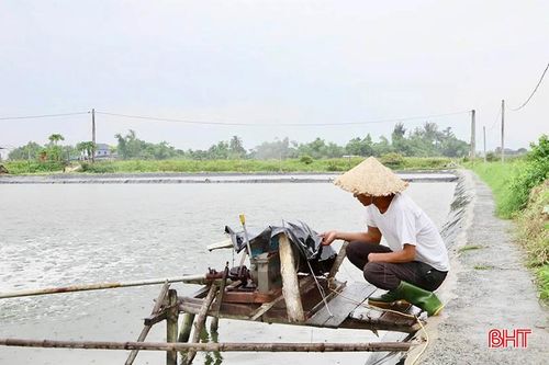 Anh Trương Hữu Quý ở xã Hộ Độ (TP Hà Tĩnh) điều chỉnh thời gian sục khí nhằm ổn định môi trường ao nuôi.