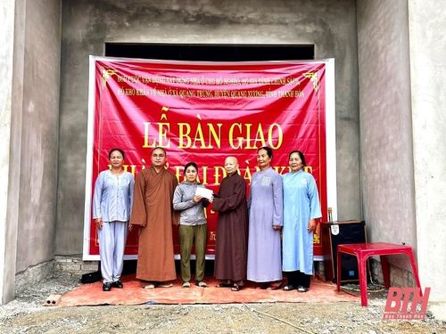 Ni sư Thích Đàm Hương, Ủy viên thường trực, Trưởng ban từ thiện xã hội, Giáo hội Phật giáo tỉnh, trao 15 triệu đồng hỗ trợ gia đình chị Đào Thị Hà, ở thôn Thạch Tiến xây dựng nhà đại đoàn kết.