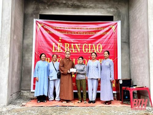 Sư thầy Thích Bản Hoài và các chư tăng, phật tử chùa Bồng Hinh trao 50 triệu đồng hỗ trợ gia đình chị Đào Thị Hà, ở thôn Thạch Tiến xây dựng nhà đại đoàn kết.