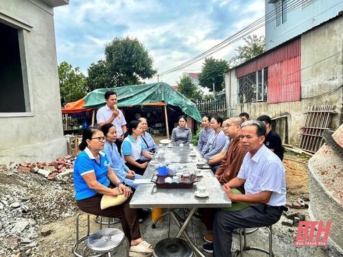 Đại diện lãnh đạo xã Quảng Trung phát biểu tại lễ bàn giao nhà.