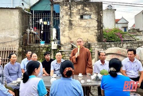 Sư thầy Thích Bản Hoài phát biểu tại lễ bàn giao nhà.