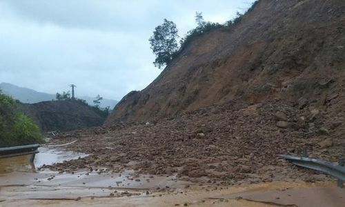 Đất đá sạt lở tại đường dẫn lên cao tốc.