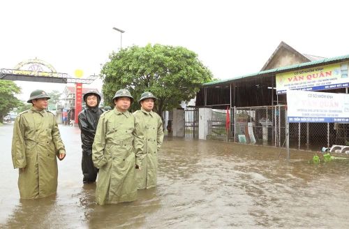 Đoàn công tác Bộ Chỉ huy Quân sự tỉnh Quảng Trị kiểm tra công tác phòng chống bão lũ tại xã Hải Định, huyện Hải Lăng