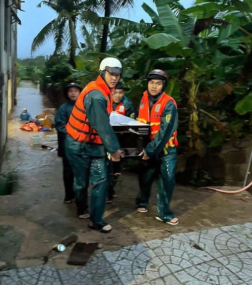 Lực lượng vũ trang huyện Hướng Hóa hỗ trợ người dân di dời tài sản lên khu vực cao, an toàn