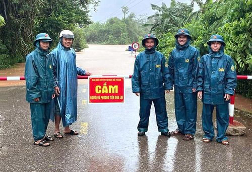 Lực lượng vũ trang xã Thuận, huyện Hướng Hóa, triển khai chốt chặn các tuyến đường bị nước lũ ngập sâu, bảo đảm an toàn tính mạng cho người dân. Ảnh: TTXVN phát