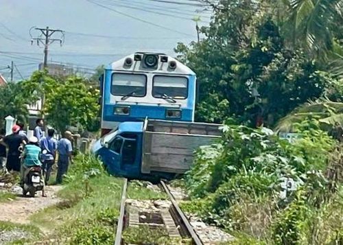 Hiện trường vụ va chạm giữa tàu hỏa và xe tải.