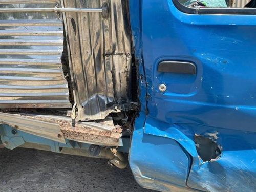 Xe tải chỉ bị móp méo sau cú va chạm và rất may không có thiệt hại về người.