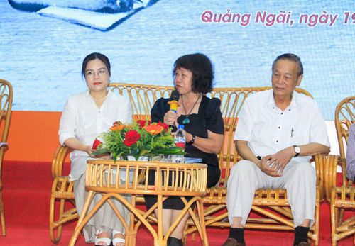  Bà Đặng Kim Trâm, em gái của liệt sĩ Đặng Thùy Trâm, chia sẻ về cuốn sách. Ảnh: NGUYỄN TRANG 