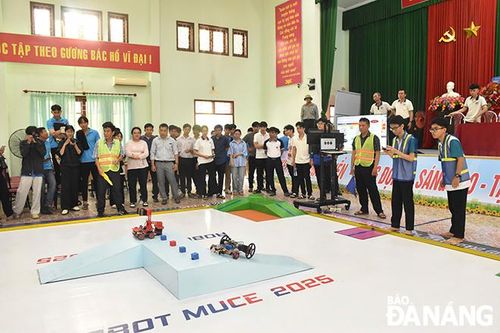 Học sinh tham gia cuộc thi Robot MUCE mở rộng lần thứ 3 với chủ đề “Giao thông thông minh” do Trường Đại học Xây dựng miền Trung tổ chức. Ảnh: THU HÀ