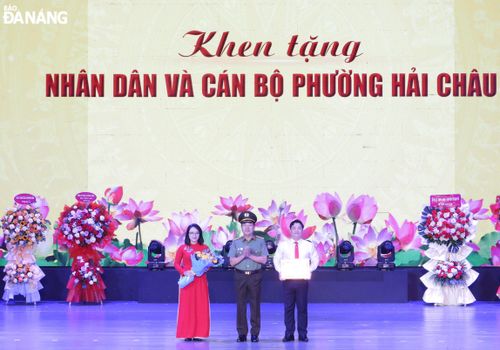 Thượng tướng Trần Quốc Tỏ (giữa) tặng bằng khen cho nhân dân và cán bộ phường Hải Châu vì có thành tích xuất sắc trong phong trào toàn dân bảo vệ an ninh Tổ quốc. Ảnh: LÊ HÙNG