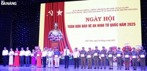 Chủ tịch UBND thành phố Lê Trung Chinh (giữa) tặng quà cho lực lượng cơ sở tại phường Hải Châu. Ảnh: LÊ HÙNG