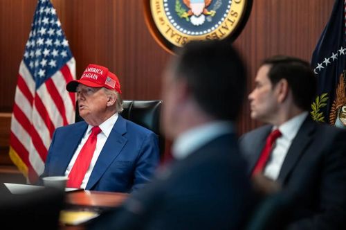 Tổng thống Trump thảo luận với các quan chức cấp cao trong Phòng Tình huống trước khi tấn công cơ sở hạt nhân Iran. Ảnh: NYPost.