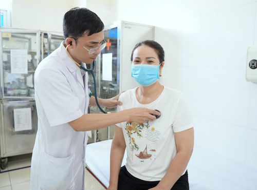 BSCKI Mai Tuấn Hưng, Phó Trưởng khoa Ung bướu 2, Bệnh viện Bãi Cháy thăm khám sức khỏe định kỳ cho bệnh nhân trong quá trình sử dụng thuốc miễn dịch - Ảnh BVCC