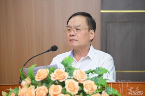 Đồng chí Mùa A Sơn, Phó Bí thư Thường trực Tỉnh ủy, Bí thư Đảng ủy các cơ quan Đảng tỉnh phát biểu tại hội nghị.