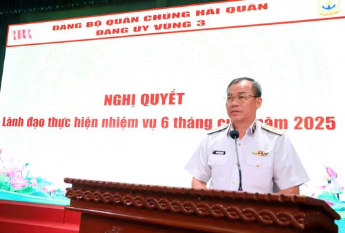 Chuẩn Đô đốc Nguyễn Đăng Tiến - Bí thư Đảng ủy, Chính ủy Vùng 3 Hải quân quán triệt Nghị quyết lãnh đạo nhiệm vụ 6 tháng cuối năm 2025.