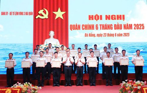 Thủ trưởng Vùng 3 trao các danh hiệu khen thưởng ở các cấp tặng các tập thể, cá nhân. 