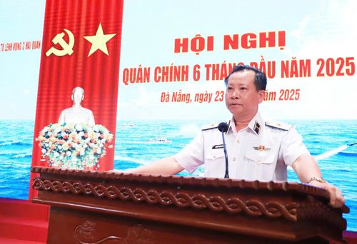 Chuẩn Đô đốc Nguyễn Thiên Quân - Tư lệnh Vùng 3 Hải quân phát biểu kết luận Hội nghị. 