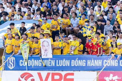 Sân Vinh chứng kiến số lượng khán giả kỷ lục. Ảnh: Xuân Thủy