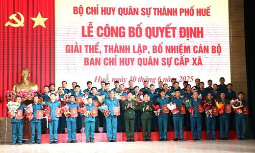 Trao quyết định cho Chỉ huy trưởng Ban CHQS xã, phường