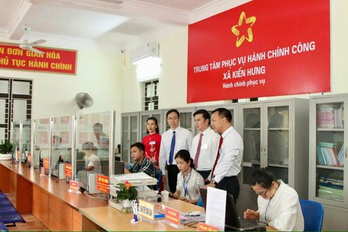 Lãnh đạo xã Kiến Hưng kiểm tra công tác tiếp nhận hồ sơ tại Trung tâm phục vụ hành chính công. Ảnh: Phương Thanh.