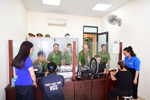 Tổ công tác hướng dẫn tại Công an phường Hồng An. Ảnh: CATP.