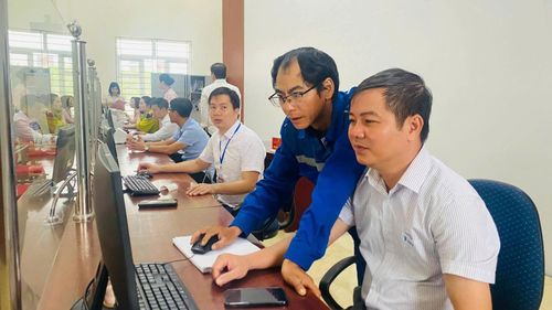 Các cán bộ tại Trung tâm hành chính công xã An Phú được nhân viên VNPT hỗ trợ trong ngày đầu làm việc theo mô hình mới. Ảnh: CTV.