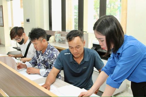 Lực lượng thanh niên tình nguyện hỗ trợ người dân giải quyết TTHC. Ảnh: Phương Thanh.