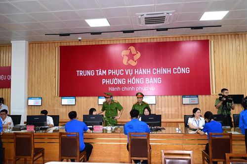 Cũng trong ngày 1/7, Phòng Cảnh sát Quản lý hành chính về Trật tự xã hội – Công an thành phố đã cùng các tổ công tác của đơn vị tiến hành kiểm tra, hướng dẫn tại các Điểm cấp Căn cước của các đơn vị thuộc Công an thành phố và các Trung tâm hành chính công theo chức năng, nhiệm vụ của lực lượng, trong đó có phường Hồng Bàng. Ảnh: CATP.