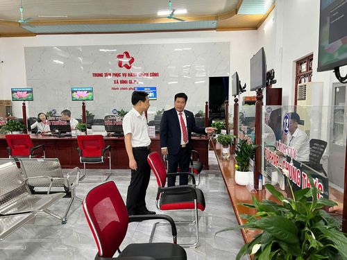 Trung tâm hành chính công xã Bình Giang bố trí khoa học, hợp lý, trang bị đủ hệ thống máy tính, ghế ngồi chờ. Ảnh: CTV.