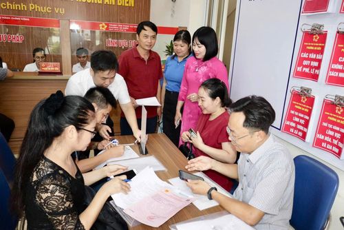 Trong sáng 1/7, khá đông người dân đến Trung tâm hành chính công phường An Biên để giải quyết TTHC liên quan đến đất đai. Ảnh: Việt Cường.