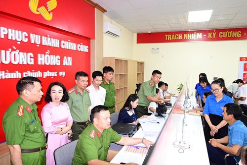 Tại phường Hồng An, lực lượng Công an đánh giá các điểm nghẽn tồn tại từ phần mềm, kênh truyền tại hệ thống của lực lượng cũng như chính quyền cùng cấp trong giải quyết toàn bộ TTHC cho người dân; đánh giá thực tế khả năng bố trí kho để chuẩn bị cho việc xây dựng Tàng thư căn cước, cư trú tại cấp xã khi có Thông tư hướng dẫn của Bộ Công an. Ảnh: CATP.
