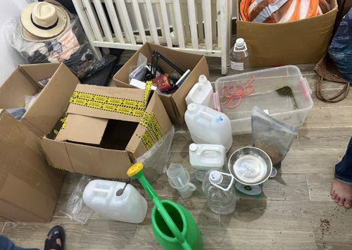 Bên trong xưởng sản xuất “cỏ Mỹ” của các đối tượng tại TPHCM.