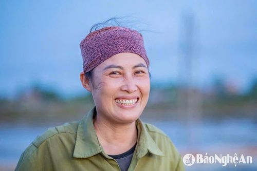 Giữa nắng gắt hay mưa bất chợt là nụ cười lạc quan của những người gắn bó với nghề truyền thống bao đời. Câu chuyện “cướp nắng” của diêm dân không chỉ là nỗ lực sản xuất trong thời tiết bất lợi, mà còn là lòng yêu nghề, gắn bó với hạt muối quê hương… Ảnh: T.P