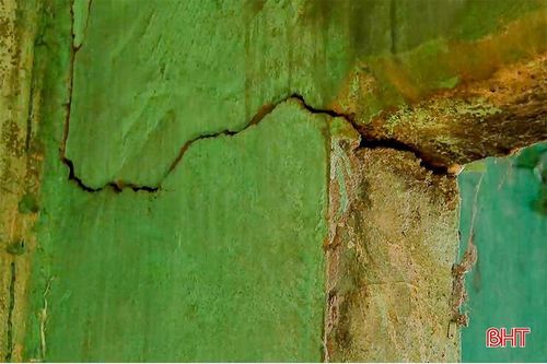  Cận cảnh những bức tường "nứt toác" tại một số nhà dân. 