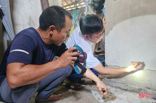  Một bức tường bị nứt gãy của gia đình anh Trần Đình Quốc. 