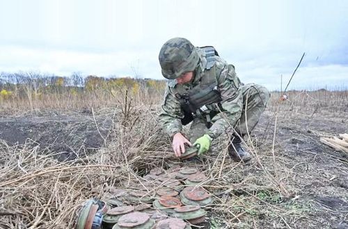 Binh sĩ Ukraine kiểm tra mìn tại cánh đồng ở Izyum, tỉnh Kharkiv. Ảnh: Getty