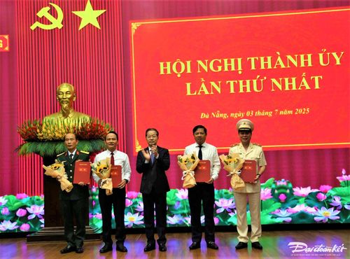 Ông Nguyễn Văn Quảng, Bí thư Thành ủy Đà Nẵng trao quyết định và tặng hoa chúc mừng Bí thư các đảng bộ vừa được thành lập. Ảnh: Chí Đại.