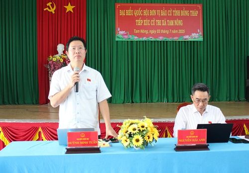 Đại biểu Quốc hội Huỳnh Minh Tuấn phát biểu tại buổi tiếp xúc cử tri xã Tam Nông, tỉnh Đồng Tháp