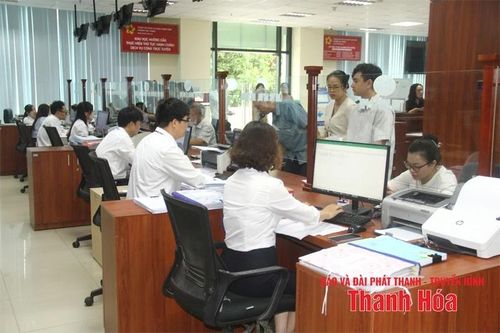 Công chức Trung tâm Phục vụ hành chính công phường Hạc Thành tiếp nhận và giải quyết thủ tục hành chính cho tổ chức, công dân.