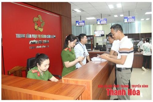 Công an phường Hạc Thành hướng dẫn công dân nộp hồ sơ trực tuyến.