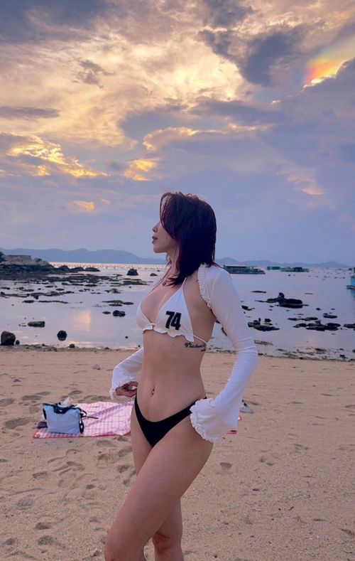  Tóc Tiên duy trì chế độ tập luyện nghiêm ngặt và ăn uống khoa học suốt nhiều năm qua. Nhờ đó, nữ ca sĩ luôn giữ được vóc dáng cân đối. Gần đây, Tóc Tiên lộ dấu hiệu bất ổn. Cô xóa tài khoản Threads rồi chia sẻ: “Bị lo nghĩ nhiều và dễ xúc động. Cái phiên bản lâu lắm rồi mới thấy lại. Cũng không biết phiên bản này có nâng cấp hơn so với phiên bản cũ không hay là một tín hiệu cho chu kỳ nào đó. Chỉ là biết mình đang cảm nhận ở trong chu kỳ fragile (mong manh, dễ vỡ). Có nên chấp nhận phiên bản này không nhỉ. Dễ tổn thương, mỏng manh và yếu đuối". 