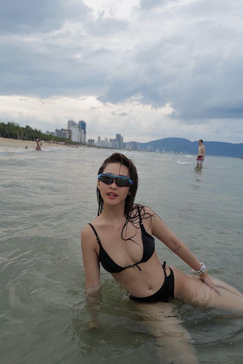  Vào hè, du lịch biển là lựa chọn của nhiều sao Việt. Họ dành thời gian nghỉ ngơi sau những lịch trình công việc bận rộn. Khả Ngân mới khoe trên trang cá nhân loạt ảnh mặc bikini 2 mảnh trong chuyến du lịch mới đây của cô. Thời gian qua, Khả Ngân vướng nghi vấn phẫu thuật thẩm mỹ vì trong một sự kiện, cô được nhận xét khác lạ. Tuy nhiên, nữ diễn viên phủ nhận. 