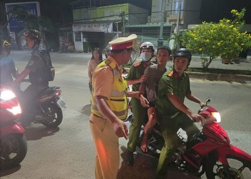 CSGT Lâm Đồng bắt giữ 3 đối tượng tại nhà nghỉ trên địa bàn. (Ảnh: PT).
