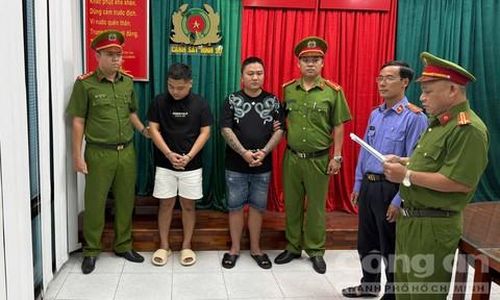 Phòng Cảnh sát hình sự CATP bắt giữ khẩn cấp 2 đối tượng Nguyễn Vũ Hảo (phải) - chủ tiệm game và Ngô Quốc Tú