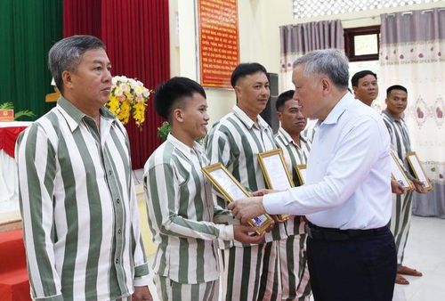 Phó Thủ tướng Thường trực Nguyễn Hòa Bình trao giấy chứng nhận đặc xá cho các phạm nhận tại Trại giam A2 (Bộ Công an) ở tỉnh Khánh Hòa vào ngày 1/5. (Ảnh: VGP)
